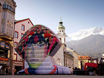 Mobiles Denkmal gegen Gewalt an Frauen und Mädchen in Tirol. Maria Theresien Strasse, Innsbruck