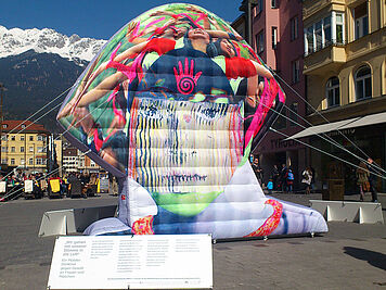 Mobiles Denkmal gegen Gewalt an Frauen und Mädchen in Tirol. Maria Theresien Strasse, Innsbruck